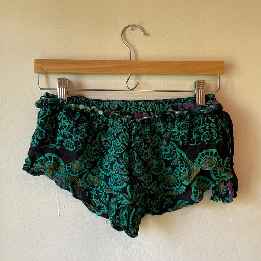 Yireh Pantai Shorts